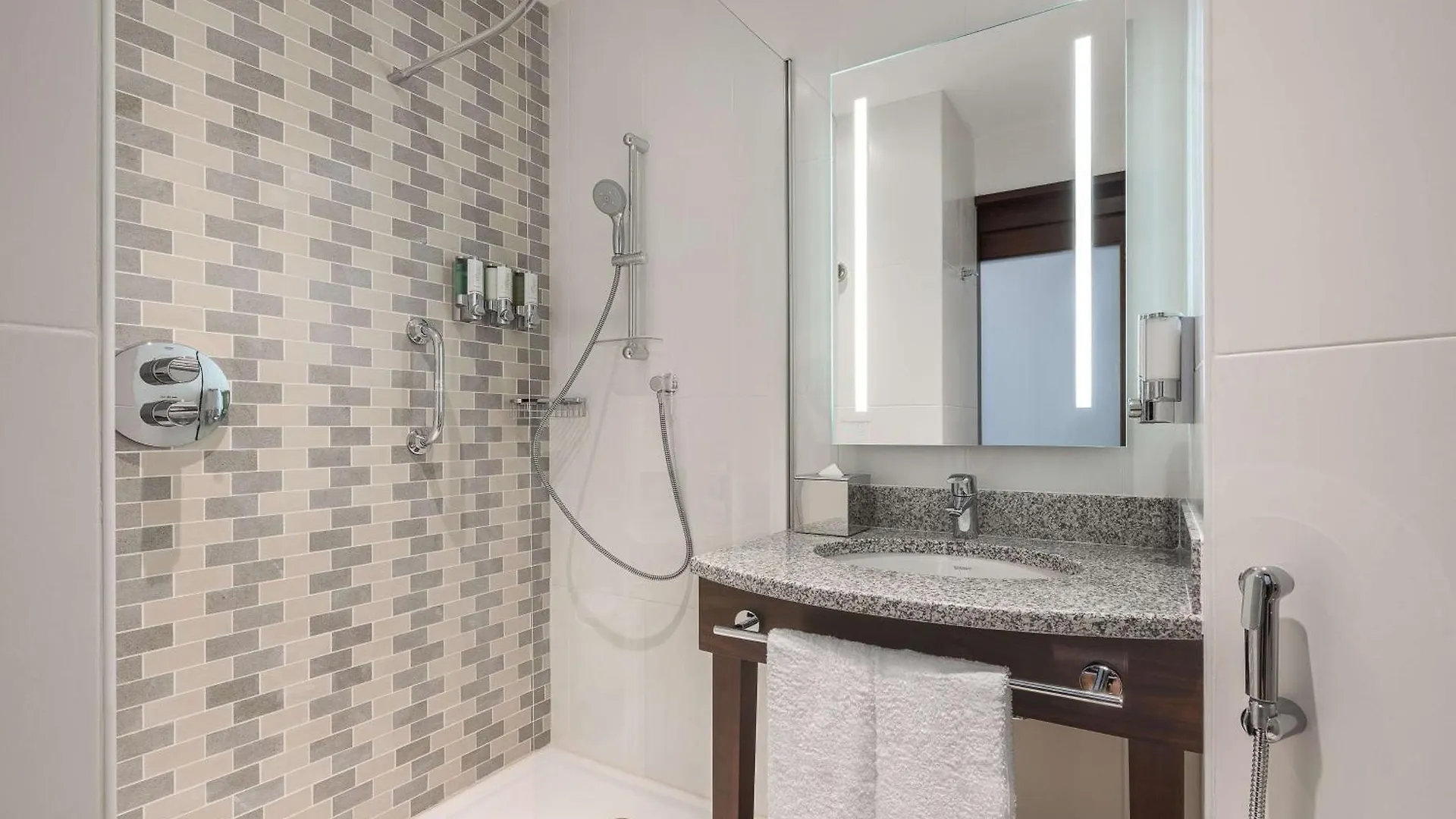 Hampton By Hilton Dubai Al Barsha Otel
