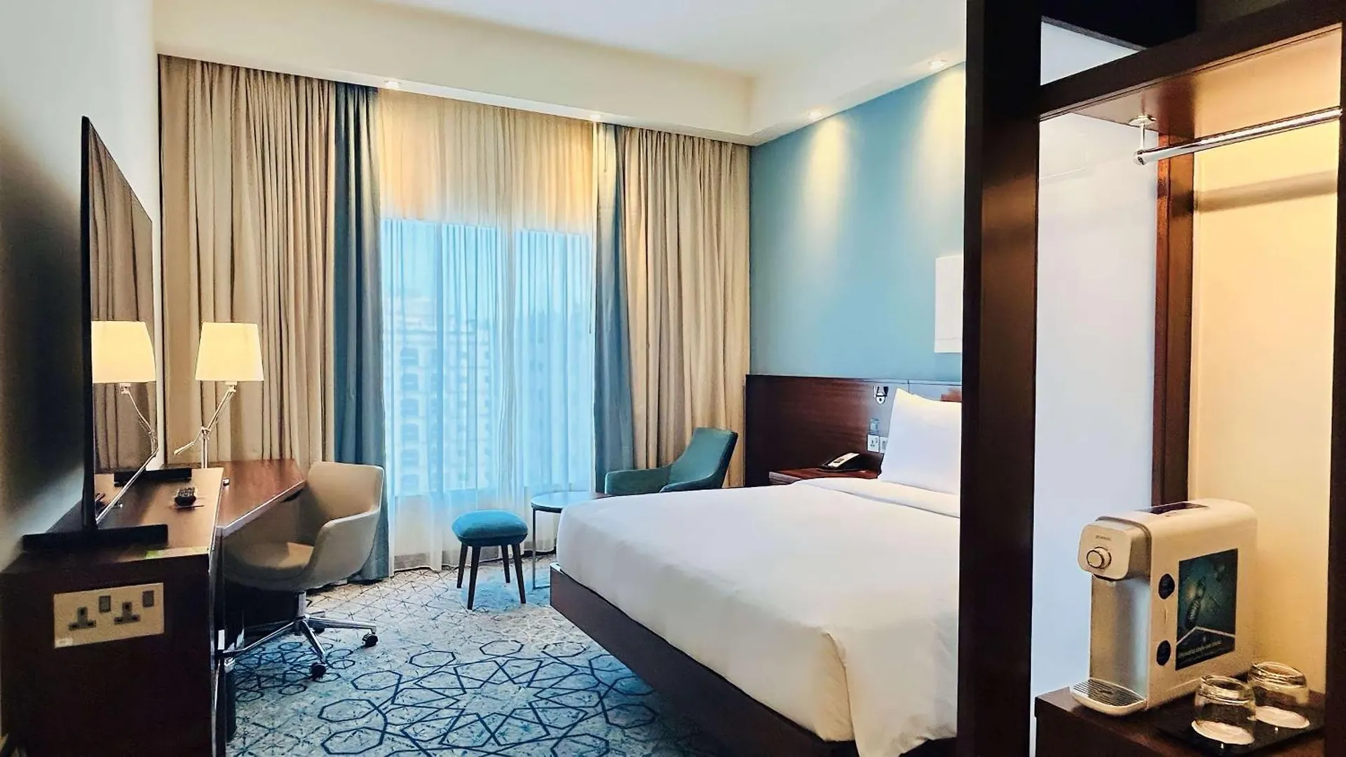 Отель Hampton By Hilton Dubai Al Barsha