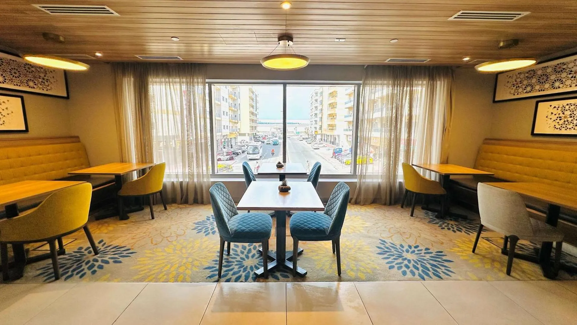 Отель Hampton By Hilton Dubai Al Barsha
